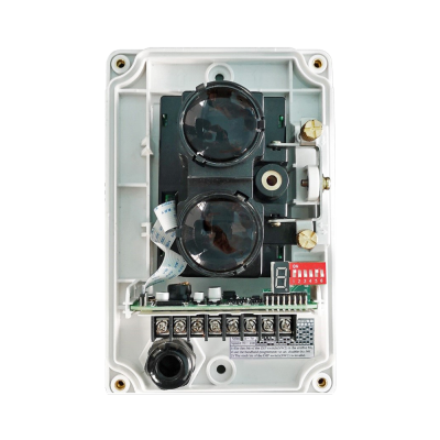 Dispositivo eletrônico aberto com sensores, placa de circuito, conectores e botão de ajuste vermelho