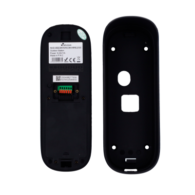 Parte traseira de dispositivo preto com etiquetas e conector, fundo branco