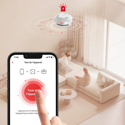 Detector de fumo branco com aplicação Test de lappareil num smartphone e cena de sala moderna