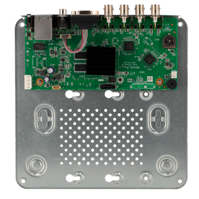 Placa eletrónica verde com componentes e base metálica perfurada