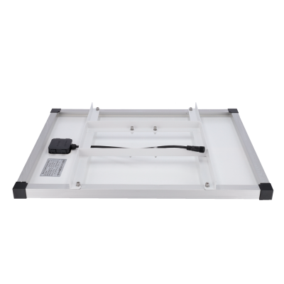 Painel solar com estrutura metálica e cabo preto ligado a caixa preta