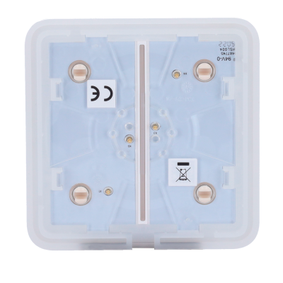 Base plástica branca e azul com contactos metálicos e etiquetas