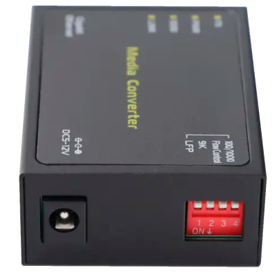 Conversor de mídia preto com interruptor DIP vermelho e texto branco e amarelo