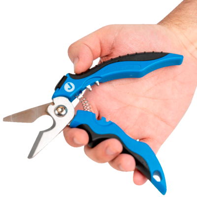 Tesoura de poda pequena azul e preta com lâminas de metal na mão.
