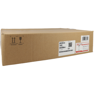 Caixa de cartão com etiquetas e símbolos de frágil