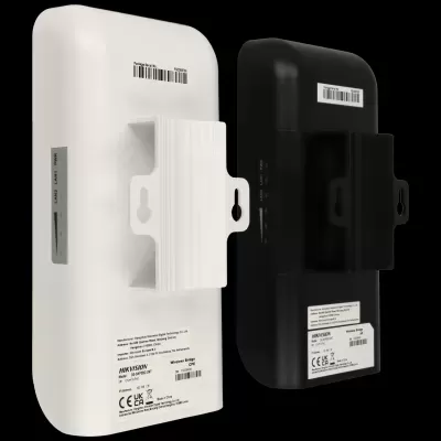 Dois dispositivos HIKVISION Wireless Bridge, um branco e um preto, vistos de lado, com etiquetas técnicas e suportes para montagem
