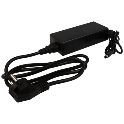 Carregador preto com cabos e ficha de tomada europeia.