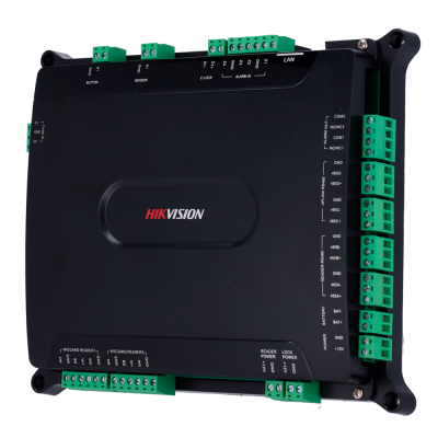 Dispositivo preto Hikvision com múltiplas conexões verdes