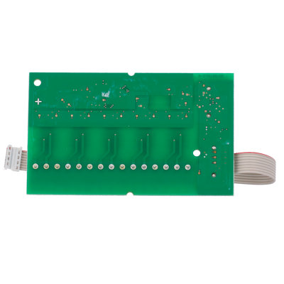 Placa de circuito impresso verde com conectores e fita plana cinzenta
