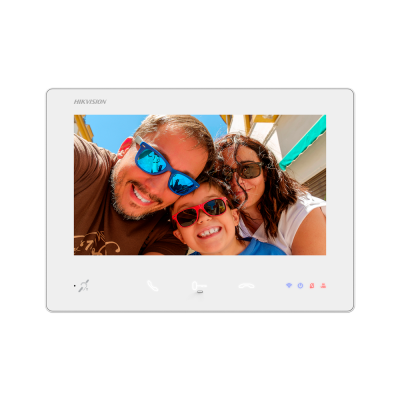 Monitor de videoporteiro Hikvision com imagem de família no ecrã