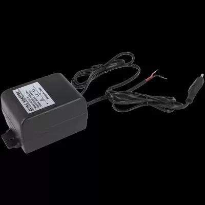 Adaptador AC preto com etiqueta branca e cabos expostos