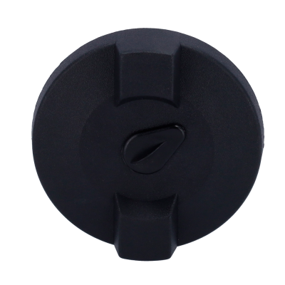 Tampa redonda preta de plástico com pega triangular central