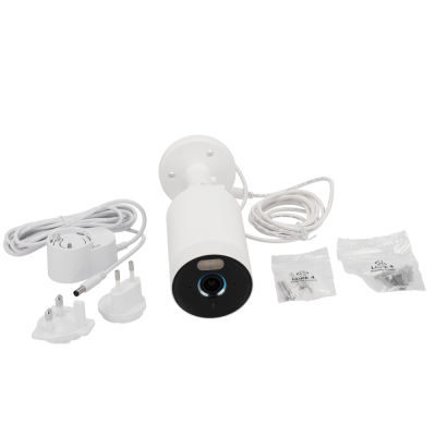 Câmara de segurança branca com acessórios e parafusos em fundo branco