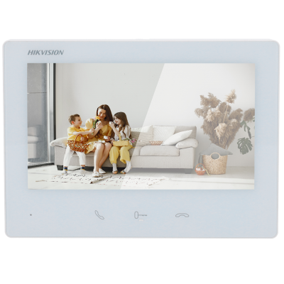 Ecrã digital HIKVISION com imagem de família num sofá cinza e planta seca