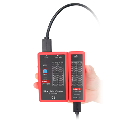 Dispositivo testador de cabo HDMI vermelho segurado numa mão