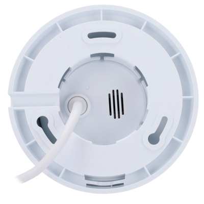 Vista inferior de um detector de fumo branco com cabo e orifícios para fixação