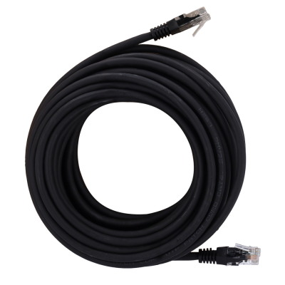 Cabo de rede preto enrolado com conectores RJ45 sobre uma caixa castanha