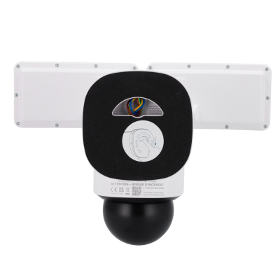 Câmara de vigilância preta e branca com fios coloridos e aviso de incêndio em francês