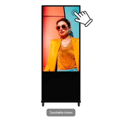 Totem digital tátil com imagem de mulher de casaco amarelo