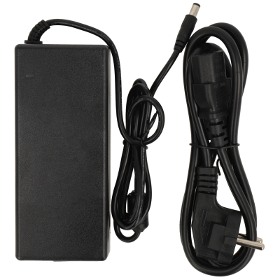 Transformador e cabo de alimentação em preto