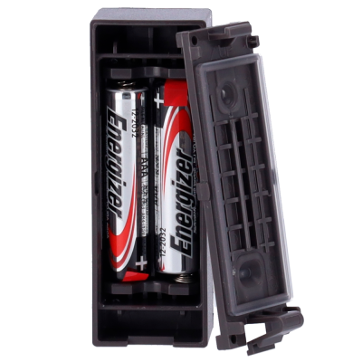 Caixa preta de plástico com duas pilhas AA Energizer dentro e tampa aberta