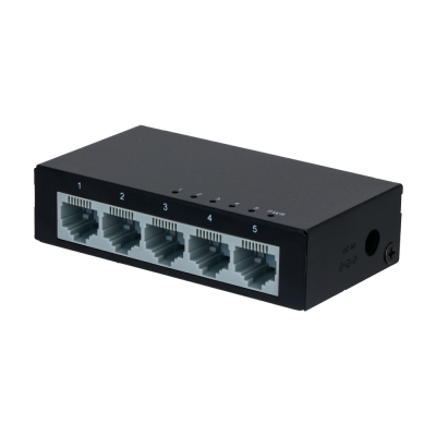 Concentrador de rede preto com cinco portas RJ45 e indicadores LED
