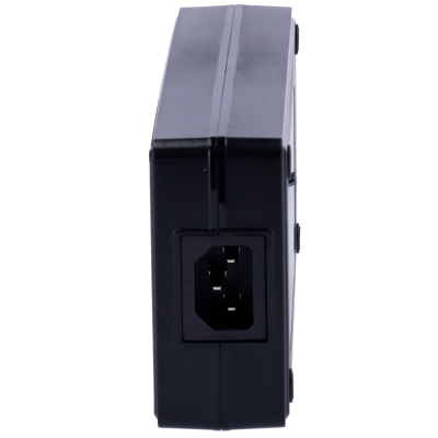 Ficha de alimentação preta vista de lado com entrada para cabo tripolar.
