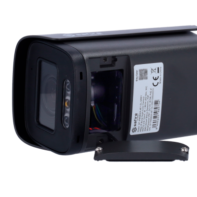 Câmara de segurança preta retangular com lente e etiqueta lateral