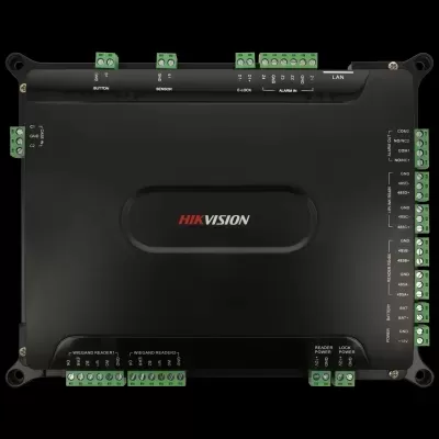 Dispositivo electrónico preto Hikvision com múltiplas conexões e etiquetas impressas para terminais.