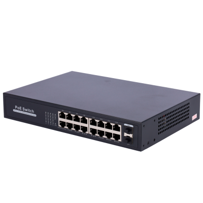 Comutador PoE preto com várias portas RJ-45 e SFP em caixa metálica