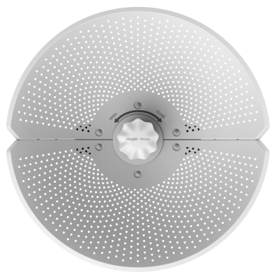 Filtro de chá metálico redondo prateado com botão branco central e perfurações.