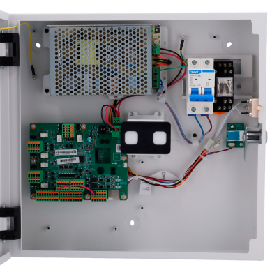 Painel elétrico aberto com componentes eletrónicos e fios internos