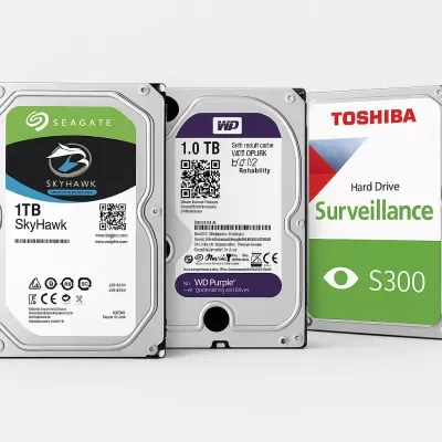 Três discos rígidos Seagate SkyHawk, WD Purple e Toshiba Surveillance S300 alinhados lado a lado.