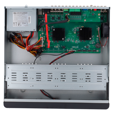 Interior de equipamento eletrónico com placa e fonte de alimentação