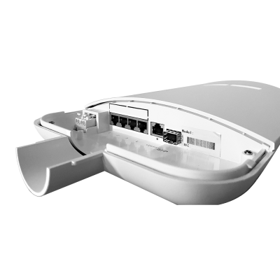 Roteador branco com várias portas na parte traseira