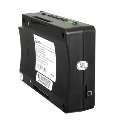 Dispositivo eletrónico preto com etiqueta branca e selo QC PASS.