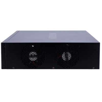 Equipamento eletrónico preto com ventoinhas frontais numa superfície branca.