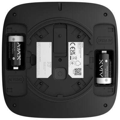 Vista traseira de detector de fumo preto com pilhas AJAX e etiquetas técnicas