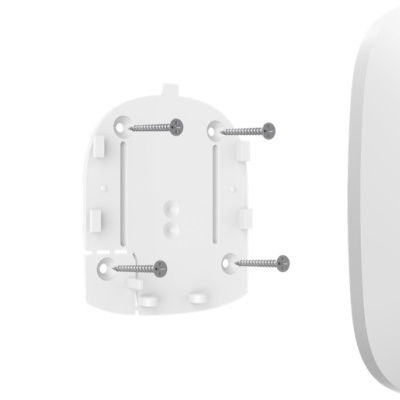 dispositivo AJAX branco com suporte de montagem e parafusos em fundo branco