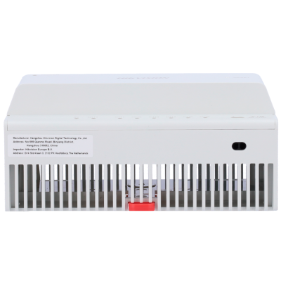 Aparelho eletrónico branco com grelha e etiqueta com texto em inglês