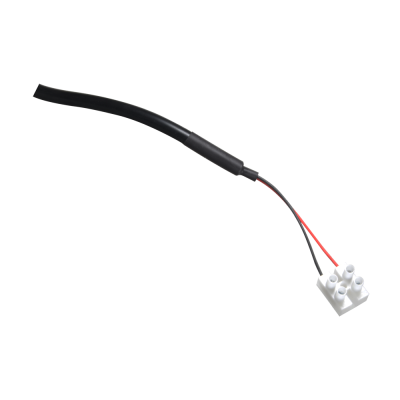 Cabo preto com conector branco e fios vermelhos e pretos expostos