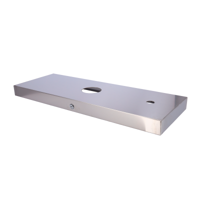 Prateleira metálica retangular prateada com orifícios e fechadura