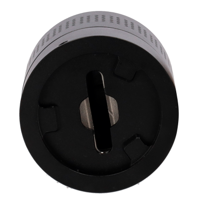 Objeto cilíndrico preto com recorte fenda central