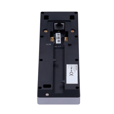 Dispositivo eletrônico preto com entrada RJ45 e etiquetas com código de barras