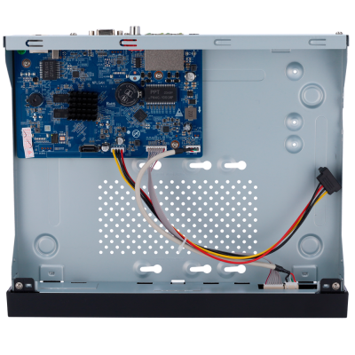 Interior de caixa metálica com placa eletrónica azul e fios coloridos