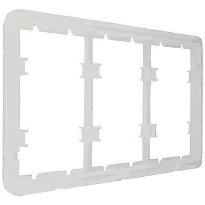 Moldura de plástico branca para três interruptores ou tomadas.