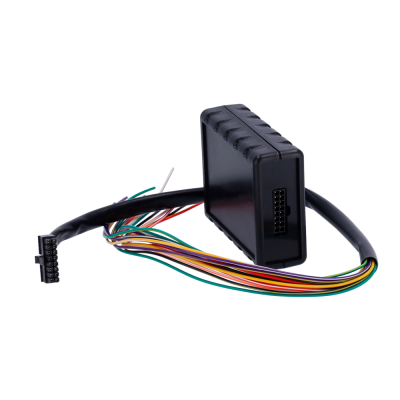 Interface eletrónica com fios coloridos e caixa preta