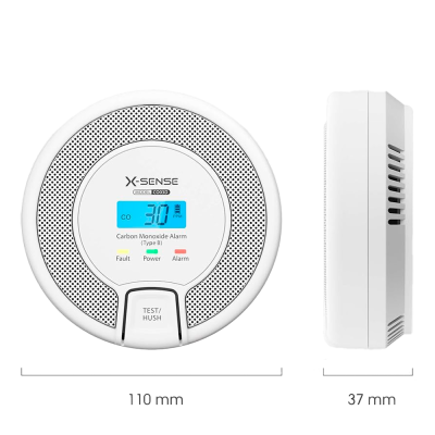 Detector de monóxido de carbono branco redondo com visor digital azul e luzes indicadoras.