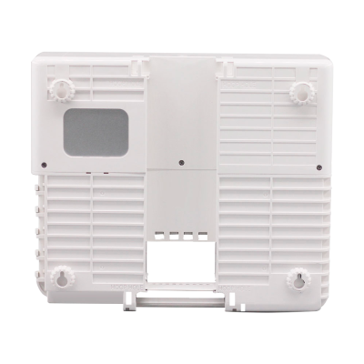 Placa traseira branca de plástico com grelhas e janela recortada