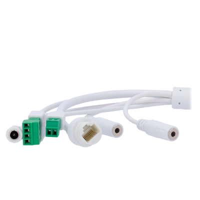 Cabos brancos com conectores verdes, RJ45 e audio jack